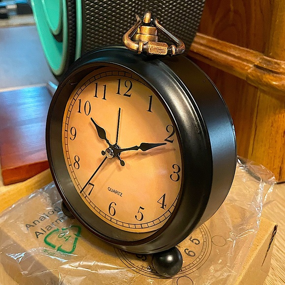 Vintage decorative analog clock with alarm - Picture 2 of 5